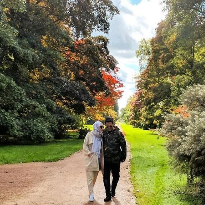 <p>Dewi dan Agus tetap harmonis di tahun ketujuh pernikahan. Keduanya nampak enjoy menikmati kehidupan rumah tangga mereka. Salah satunya dengan traveling berduaan. (Foto: Instagram @dewisandra)</p>