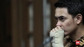 VIDEO: Zumi Zola Divonis Enam Tahun Penjara