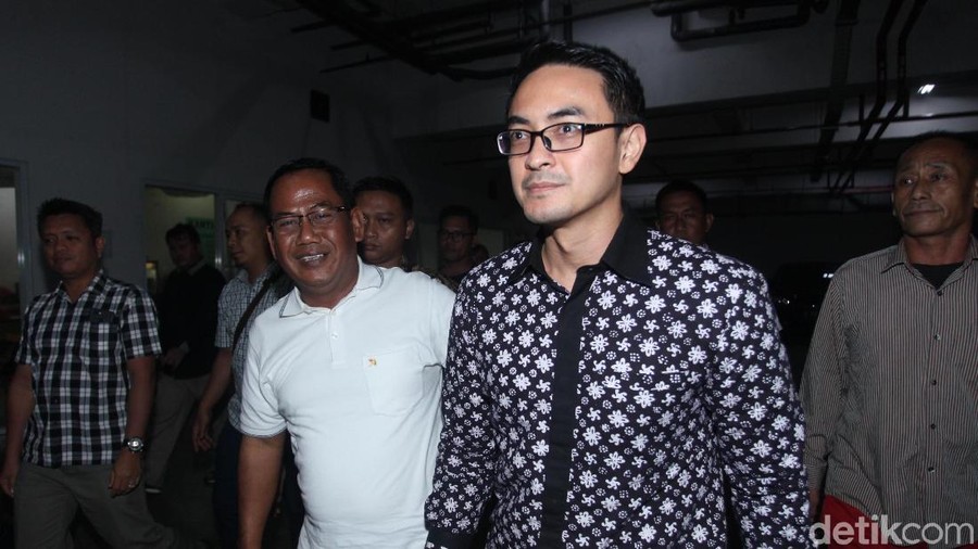 Gubernur Jambi nonaktif Zumi Zola divonis 6 tahun penjara dan denda Rp 500 juta subsider 3 bulan kurungan. Zumi terbukti bersalah menerima gratifikasi serta memberi suap.