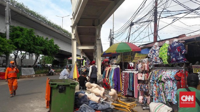 PKL enggan ditertibkan dari trotoar yang dijadikan tempar berjualan mereka selama ini meski sebenarnya terlarang. Tiga orang diduga provokator diamankan.