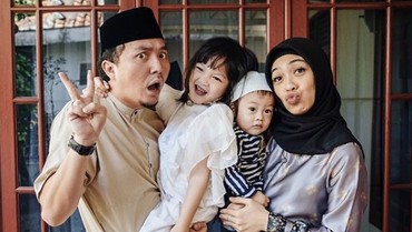 img-title Istri Ananda Omesh Umumkan Hamil Anak Ketiga, Putri Sulung: Oh My God!