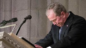 Tawa dan Tangis George W Bush dalam Pidato Pemakaman Ayahnya