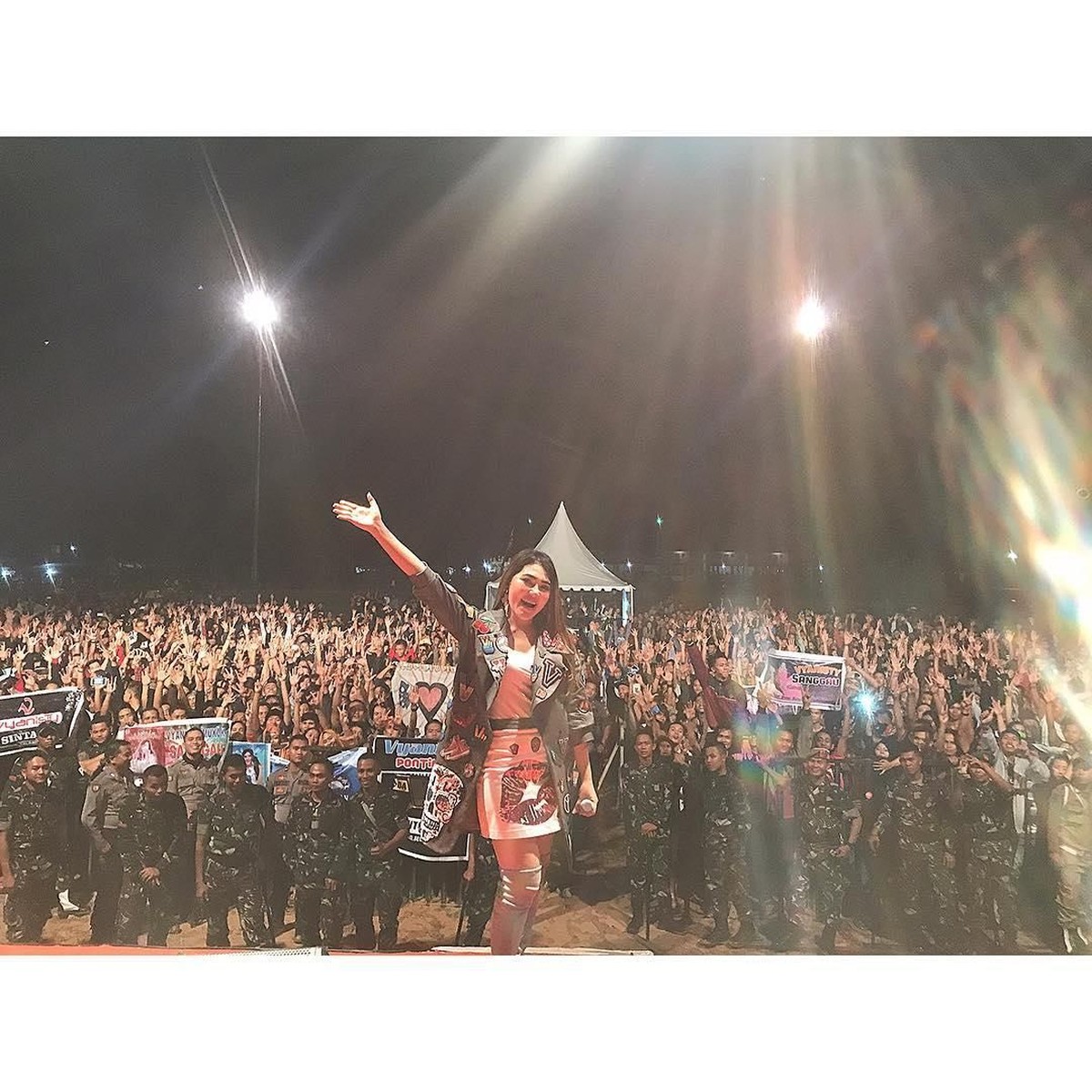 Pedangdut cantik&comma; Via Vallen&comma; ternyata memiliki gaya khas ketika berfoto di atas panggung&period; Penasaran seperti apa ya gaya Via&quest;