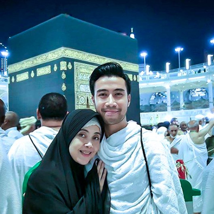 <p>Menunaikan ibadah bersama bunda memang bisa jadi momen yang bikin hati seorang anak seperti <a href="https://hot.detik.com/main-stage/d-4281417/kolaborasi-vidi-sheryl-dan-jevin-ternyata-serba-kebetulan?_ga=2.124334218.1239882322.1543749352-1198794712.1536556213&_gac=1.208784038.1542945877.EAIaIQobChMIgLbnpdHp3gIV1JGPCh20cwGsEAAYASAAEgJT1_D_BwE" target="_blank">Vidi Aldiano</a> adem ya, Bun?  </p>