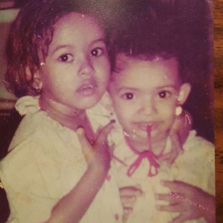 <p>Foto kecil Najwa dan kakaknya, Najeela Shihab. Hayo, Najwa yang mana Bun? (Foto: Instagram @najwashihab)</p>