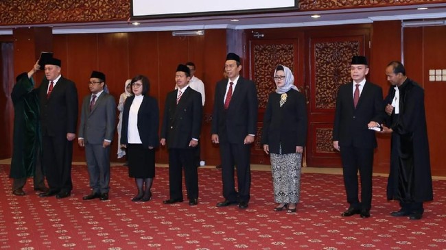 Menteri Ketenagakerjaan M Hanif Dhakiri melantik tujuh anggota Badan Nasional Sertifikasi Profesi (BNSP) periode 2018-2023.