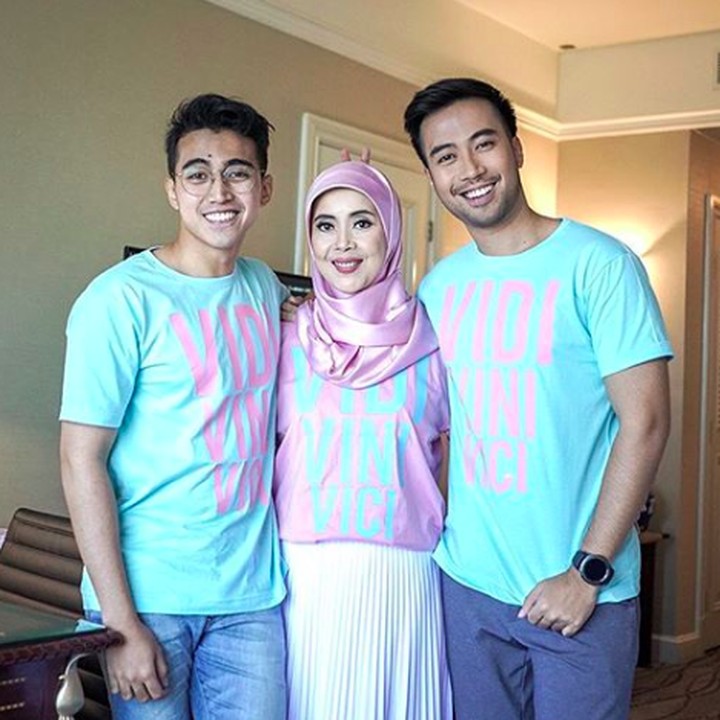 <p>Selain dengan Bunda Besbarini, Vidi juga kompak banget dengan adiknya, Vadi Akbar.</p>