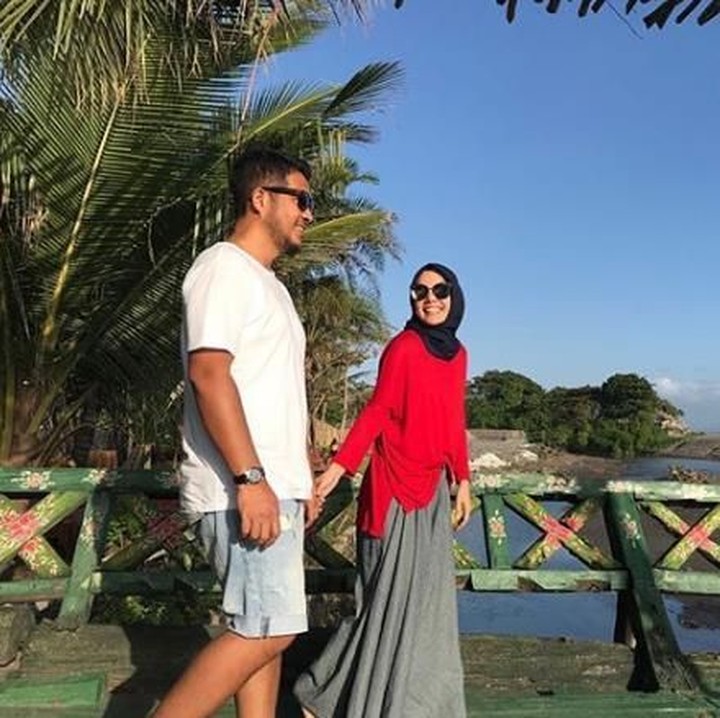 <p>Kali ini, Dewi dan Agus memilih liburan keliling Indonesia. Bunda, ada yang tahu dimana lokasi liburan mereka? (Foto: Instagram @dewisandra)</p>