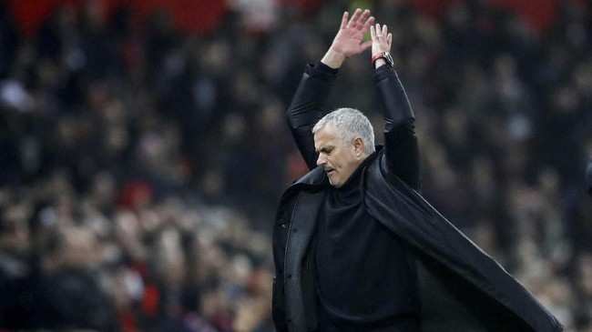 Jose Mourinho baru saja didepak oleh Manchester United. Berikut empat klub yang mungkin menggunakan jasa pelatih asal Portugal itu.