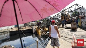 FOTO: Crane Jatuh di Kemayoran Timpa Rumah Warga