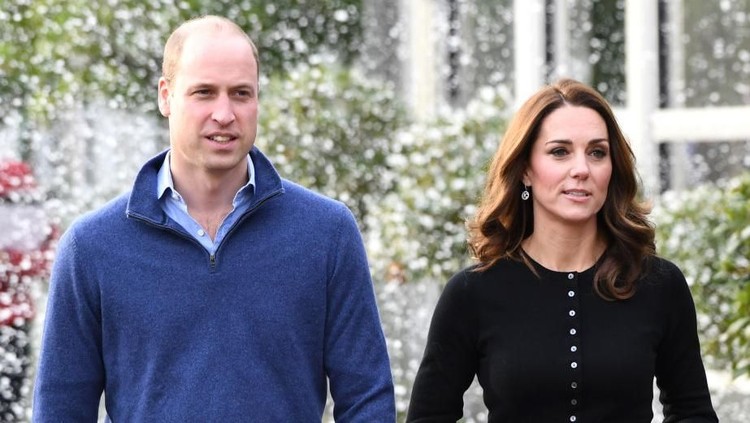 Saat Pangeran William dan istrinya menghadiri sebuah pesta Natal di Istana Kensington, mereka tak mengajak anak-anaknya. Kenapa ya?