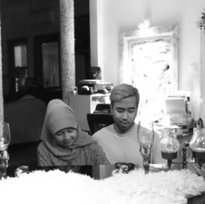 <p>Vidi dan ibunya hobi main musik bareng lho, salah satunya piano.   </p>