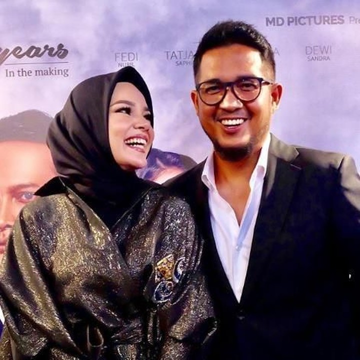 <p>Suami <a href="https://hot.detik.com/celeb/d-3920659/tercapainya-resolusi-dewi-sandra-di-2018" target="_blank">Dewi Sandra</a>, Agus Rahman memang selalu mendukung karier sang istri di dunia hiburan. Dia setia menemani Dewi. Salah satunya, di acara launching film terbaru Dewi beberapa waktu lalu. (Foto: Instagram @dewisandra)</p>