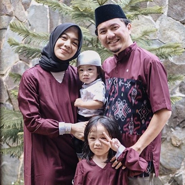 <p>Kompak sekali Omesh dan keluarga dengan baju bernuansa ungu ini ya. (Foto: Instagram @omeshomesh)  </p>