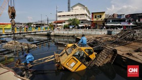 Crane Ambruk di Kali Sentiong Bagian Proyek Dinas SDA