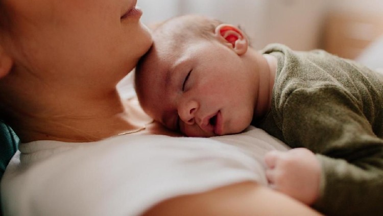 Hidung tersumbat seringkali membuat bayi rewel dan sulit tidur. Empat cara berikut bisa Bunda lakukan di rumah untuk mengatasinya.