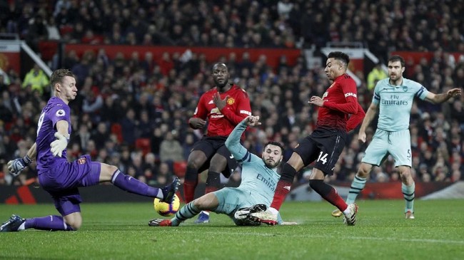 Arsenal menghadapi Manchester United di babak 32 besar Piala FA di Stadion Emirates, Sabtu (26/1) dini hari. Berikut prediksi laga Arsenal vs Man United.