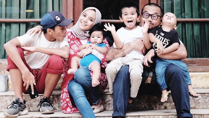Enno Lerian bersama suami dan anak-anak