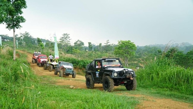 Lebih dari 50 member yang tergabung dalam berbagai komunitas turut memeriahkan acara "Fastron Weekend Drive".