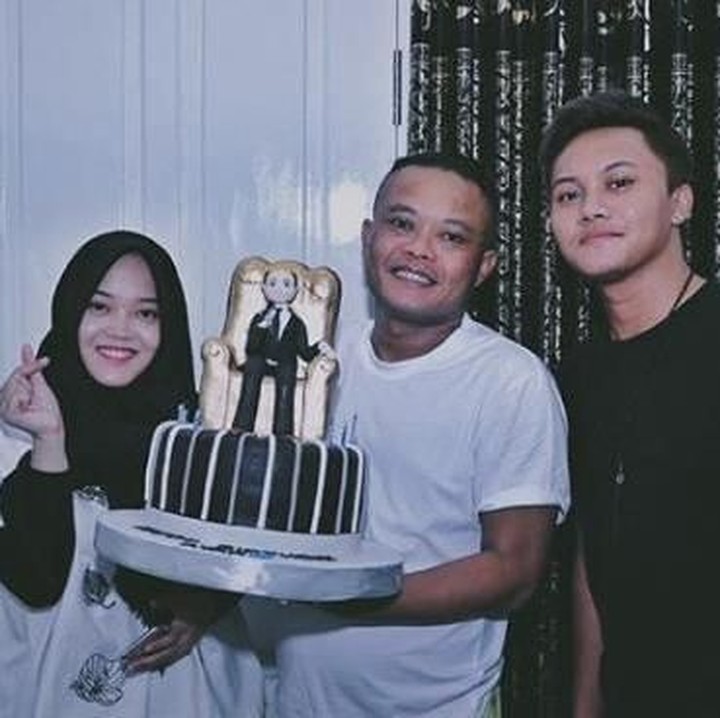 <p><a href="https://hot.detik.com/celeb/4223766/rizky-febian-curhat-bangga-punya-keluarga-baru" target="_blank">Rizky Febian</a> merayakan ulang tahun ke-42 ayahnya, Sule bersama sang adik, Putri Delina. (Foto: Instagram @rizkyfbian)</p>