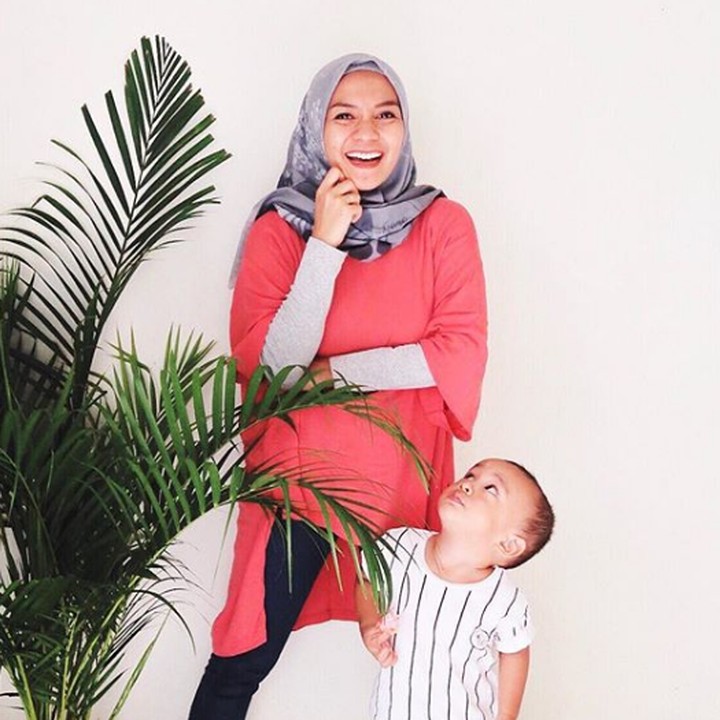 <p>Bunda <a href="https://wolipop.detik.com/foto-hijab/d-4158491/dulu-imut-nyanyi-du-di-dam-lihat-gaya-enno-lerian-sekarang" target="_blank">Enno Lerian</a> fokus ke kamera, si kecil malah melihat ke arah lain nih. He-he-he. (Foto: Instagram @ennolerian_)</p>