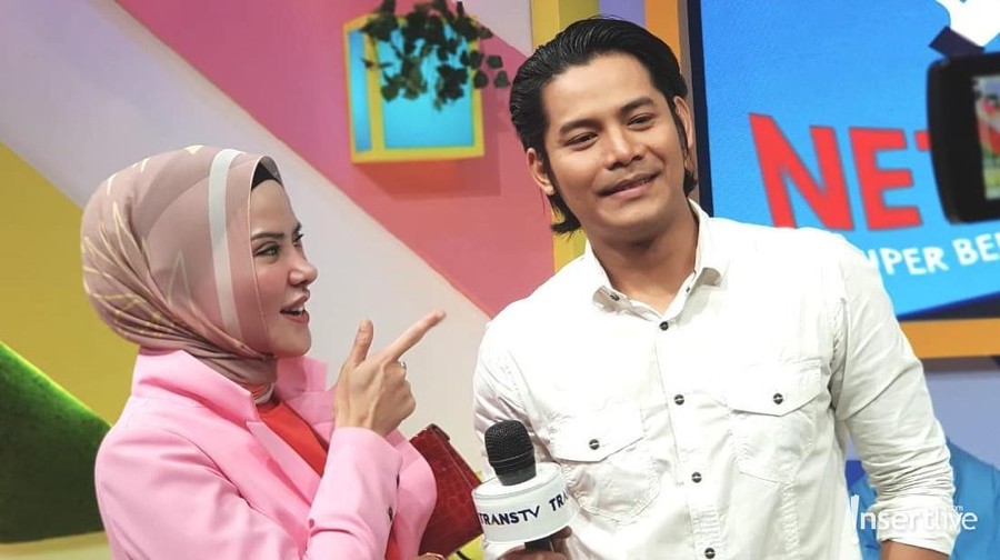 Ditemani Fiki Alman, Angel Lelga Bungkam Soal Penggerebekan Angel Lelga terlihat ditemani Fiki Alman saat syuting di Gedung Trans TV. Namun ia masih bungam soal penggerebekan oleh Vicky Prasetyo beberapa waktu lalu.
