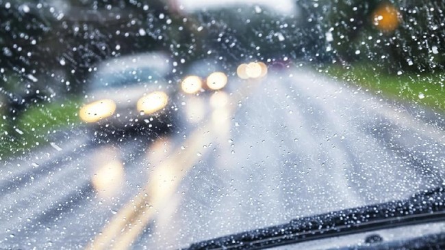 Usaha cuci mobil salah satu penyumbang pencemaran sungai dan kali di Jakarta.