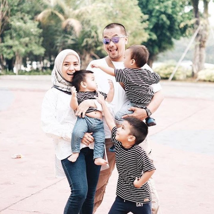 <p>Bunda, ayah, dan si kecil sama-sama kompak. (Foto: Instagram @ennolerian_)</p>