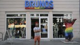 FOTO: Gemulai Imigran Suriah di Kelab Gay Tertua Jerman Haidar Darwish adalah salah satu pengungsi akibat perang Suriah yang bermukim di Jerman. Dia mengadu nasib menari di kelab malam gay Jerman.