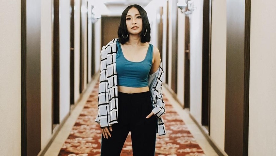 Setelah vakum dari bermusik, Rinni Wulandari, akhirnya meliris lagu terbarunya Crazy Over You. Lagu itu ternyata memiliki arti khusus bagi Rinni. Mau tahu?