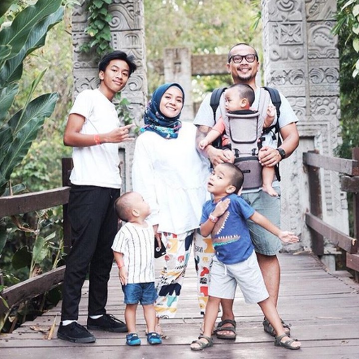 <p>Bersama si kecil Bumi, Abi, Aliy dan Aga, <a href="https://hot.detik.com/music/d-3005985/enno-lerian-nikmati-akhir-pekan-dengan-suami-dan-anak-tercinta" target="_blank">Enno Lerian</a> berwisata bareng. (Foto: Instagram @ennolerian_)</p>