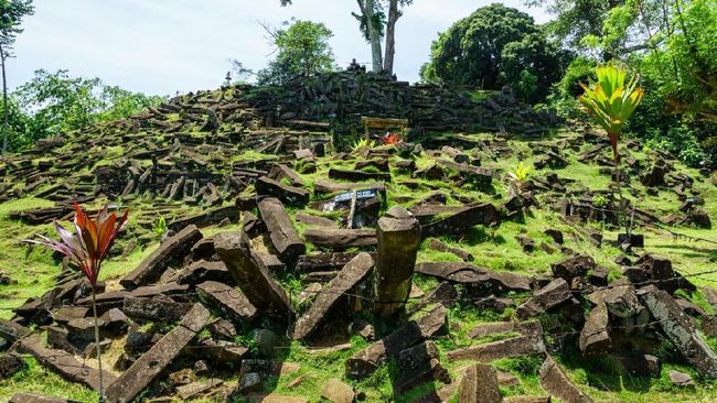 Dalam dokumenter Netflix berjudul Ancient Apocalypse yang rilis di 2022, situs Gunung Padang dibahas pada episode pertama dan diklaim sebagai piramida tertua.