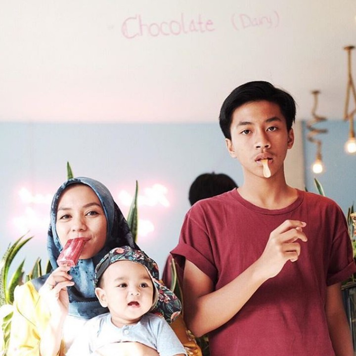 <p>Makan es krim bareng dua jagoannya. Enno Lerian happy banget. (Foto: Instagram @ennolerian_)</p>