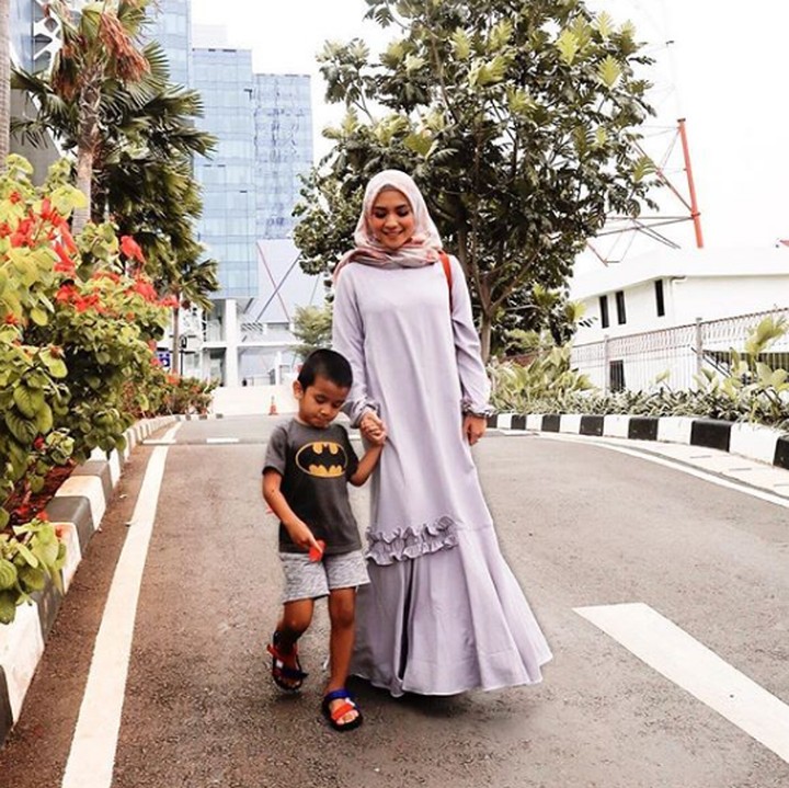 <p>Walau cume berdua, Enno Lerian menikmati banget ya kegiatannya bareng si kecil. (Foto: Instagram @ennolerian_)</p>