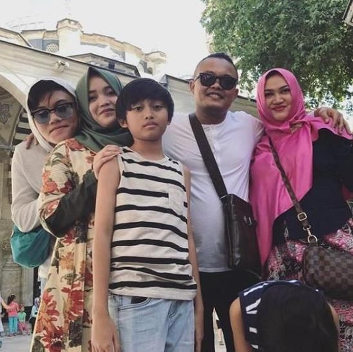<p>Foto ini diambil setahun lalu, saat mereka merayakan Hari Ibu nih. Sekaligus sebagai ungkapan rasa sayang Iki untuk ibunda tercinta, Lina. (Foto: Instagram @rizkyfbian)  </p>