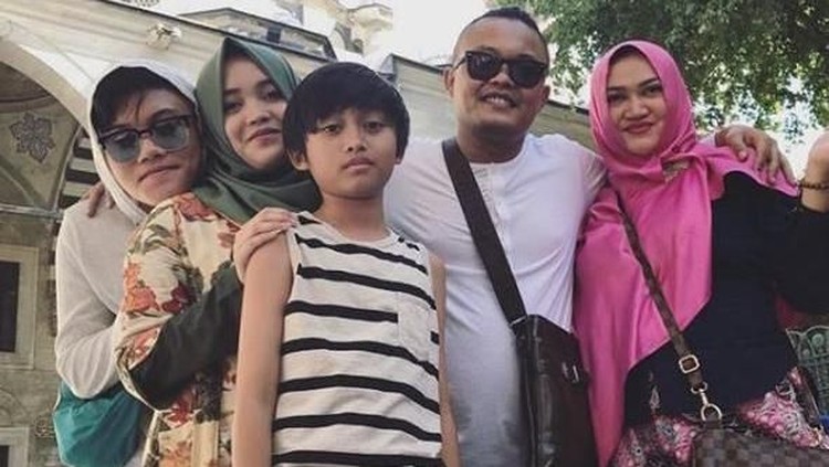 Satu hari sebelum hari ulang tahunnya, Rizky Fabian menulis tulisan menyentuh untuk mendiang ibunya. Dalam tulisan itu ia juga mengaku sangat rindu.