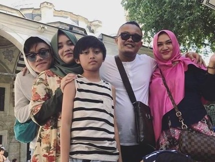 Tulisan Menyentuh Rizky Febian tentang Ibunda di Hari Ulang Tahun