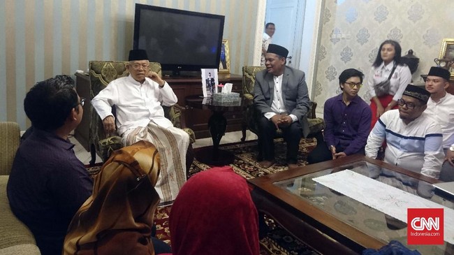 Ma'ruf mengatakan isu yang mengaitkan Jokowi dengan PKI sengaja dibuat untuk melemahkan posisi Jokowi. Dia mengajak santri untuk menjelaskan isu itu ke warga.