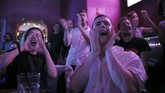 FOTO: Gemulai Imigran Suriah di Kelab Gay Tertua Jerman Haidar Darwish adalah salah satu pengungsi akibat perang Suriah yang bermukim di Jerman. Dia mengadu nasib menari di kelab malam gay Jerman.