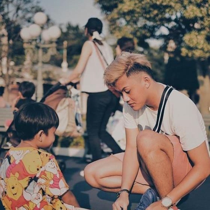 <p>Di tengah kesibukan menyanyi, Iki nampak menyempatkan diri momong adik bungsunya nih, Bun. <em>So Sweet</em> banget ya, sampai diikatkan tali sepatunya Ferdi. (Foto: Instagram @rizkyfbian)</p>