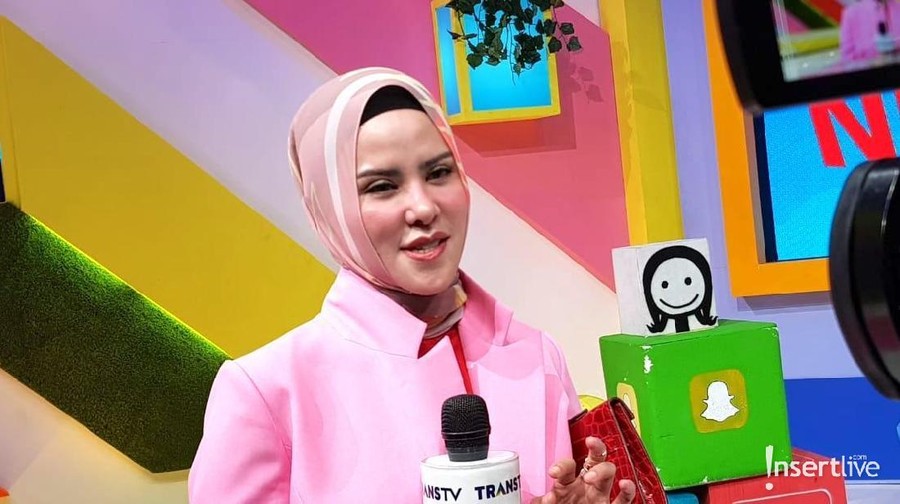 Senyum Semringah Angel Lelga Pasca Resmi Menjada Senyum semringah Angel Lelga pasca resmi menjada dari Vicky Prasetyo pada Kamis (10/1).