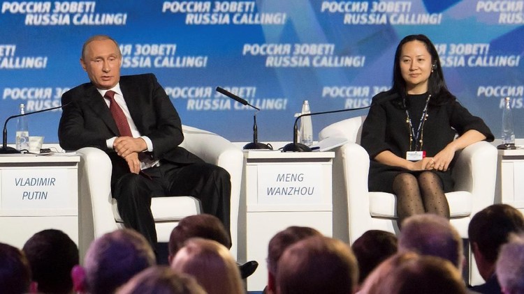 Meng Wanzhou Russia's President Vladimir Putin (L) and Meng Wanzhou, Executive Board Director of the Chinese technology giant Huawei, attend a session of the VTB Capital Investment Forum