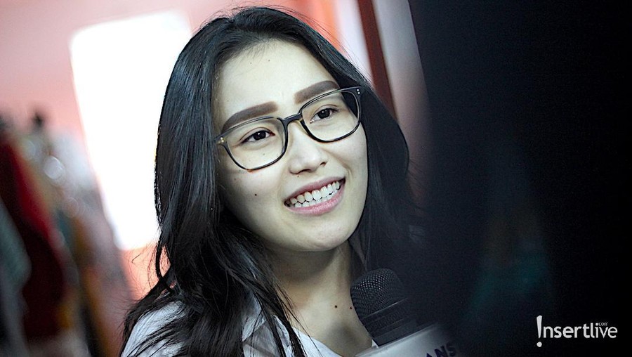 Ayu Ting Ting mengundang sahabatnya dan mengenang masa lalu.