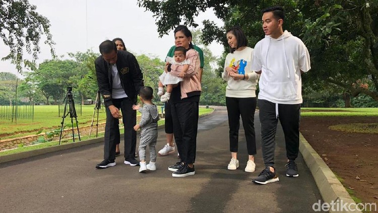 Jokowi yang asyik quality time bareng anak, menantu dan cucu, dapat respons kocak dari anak bontot yang kebetulan tak hadir kala itu.
