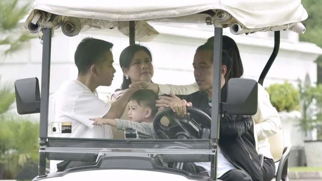 Presiden Jokowi mengungkap kunci kesuksesan usaha yang dirintis anak-anaknya, Gibran dan Kaesang, ke Aparatur Sipil Negara (ASN) dan pensiunan.