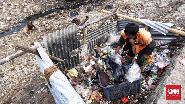 Seorang warga Jakarta Selatan (Jaksel) berinisial AR didenda Rp500 ribu setelah kedapatan membakar sampah di Jalan Kebagusan Raya.