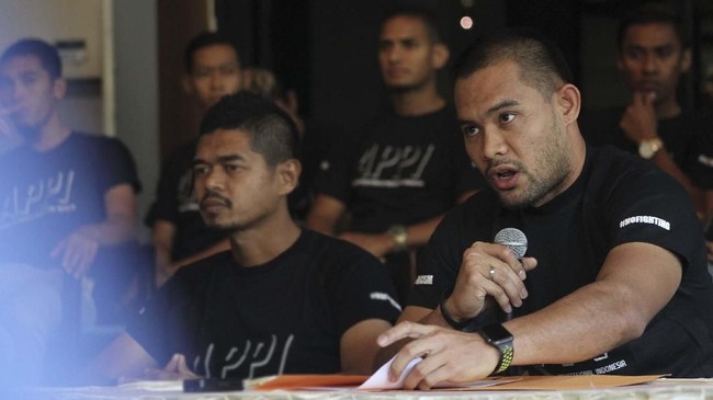 Kiper Persija, Andritany Ardhiyasa menyebut kegembiraan akan penantian gelar Liga 1 2018 ibarat anak remaja yang menanti untuk mendapatkan KTP.