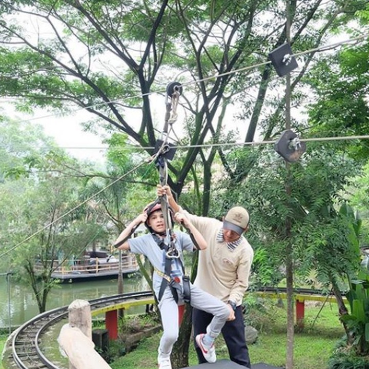 <p>Good job, Kakak Arsen yang berani main flying fox. (Foto: Instagram @ristytagor)</p>