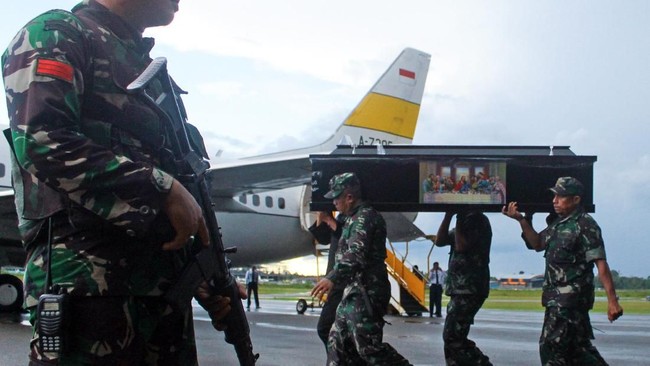 Prajurit TNI-Polri kembali terlibat baku tembak dengan KKB di Bandara Armaga Amenggaru, Kabupaten Puncak, Papua pada Jumat (19/2).