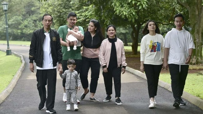 Media asing, The Economist menyoroti dinasti keluarga Presiden Joko Widodo ketika anak dan menantunya maju dalam Pilkada 2020.